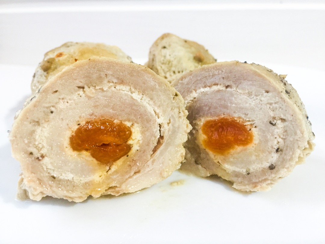 Свиные рулетики с курагой и сливочным сыром