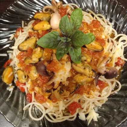 Спагетти с томатным соусом с морепродуктами
