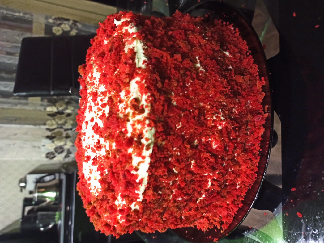Торт Красный бархат с клубничным конфи и кремом Пломбир