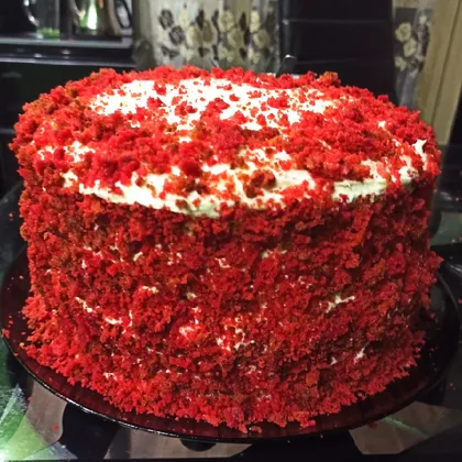 Торт Красный бархат с клубничным конфи и кремом Пломбир