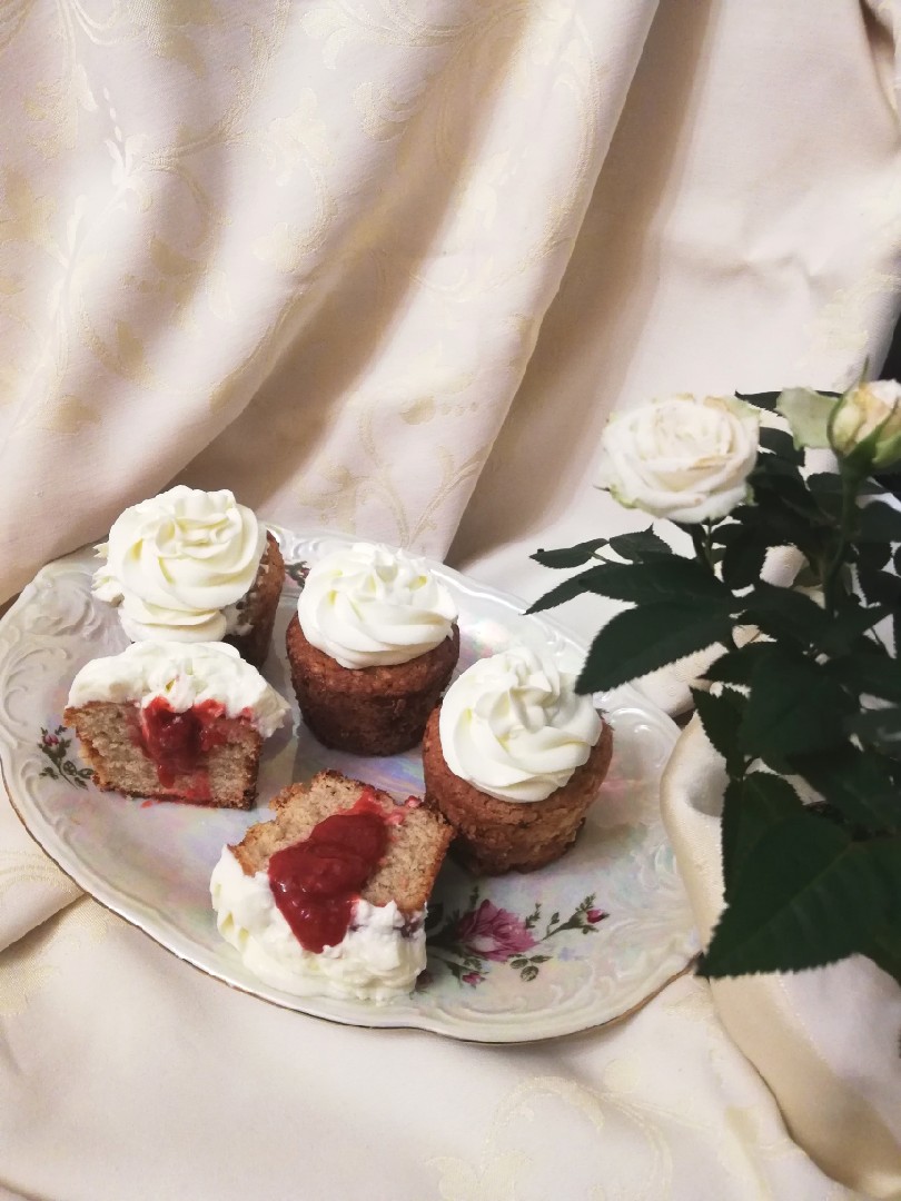 Капкейки на йогурте с клубничным соусом и кремом чиз