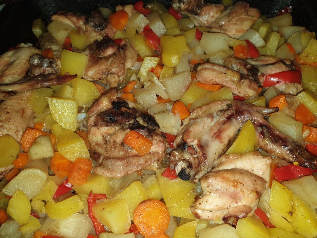 Картошечка с курицей и овощами в духовке