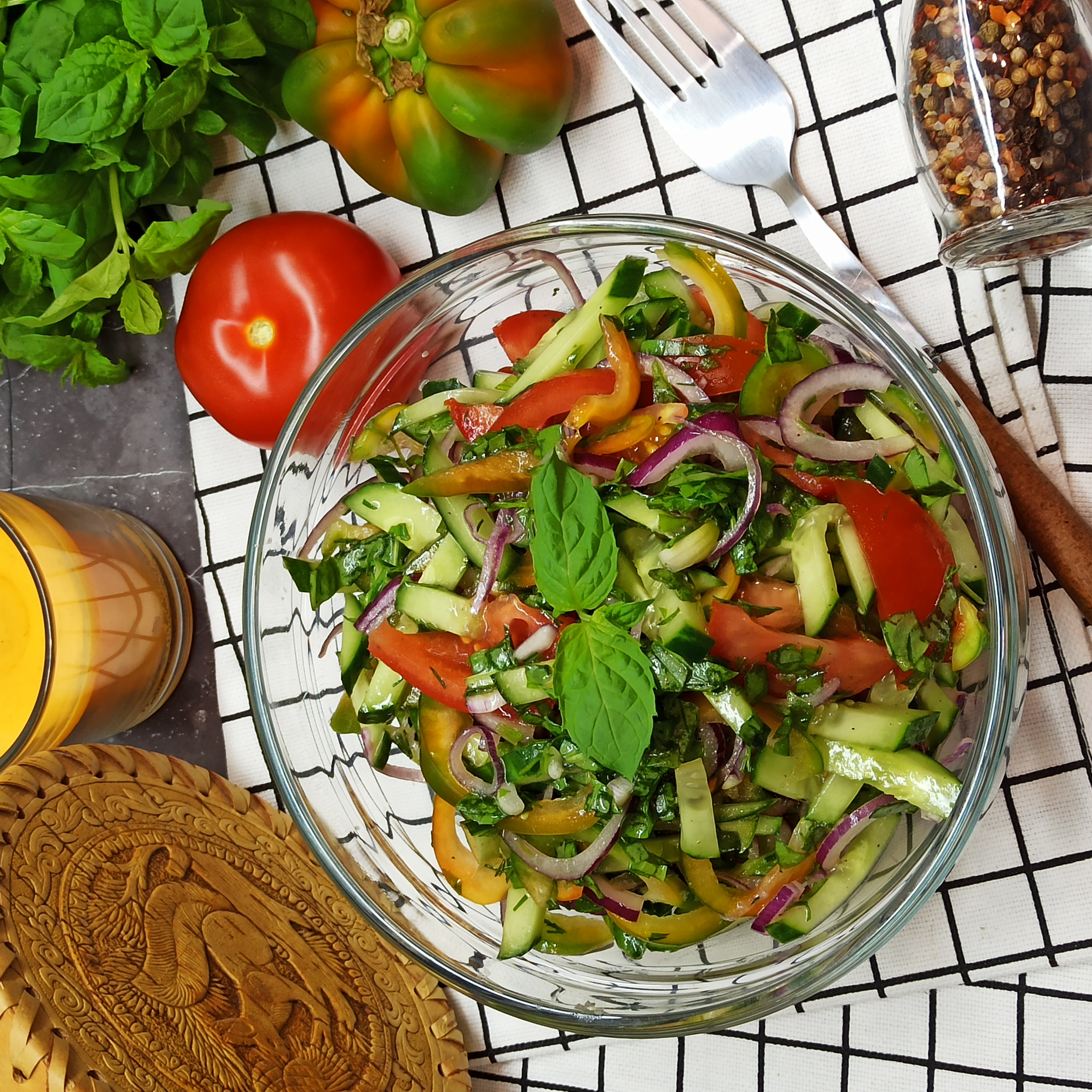 Салат из щавеля и свежих овощей