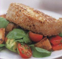 Салат с авокадо, овощами и тунцом