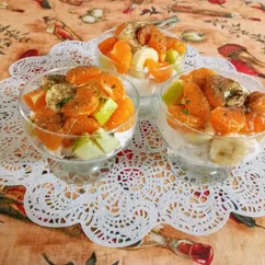 Творог с фруктовым салатом