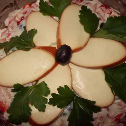 Салат слойный с кальмарами, копченым сыром и маслинами