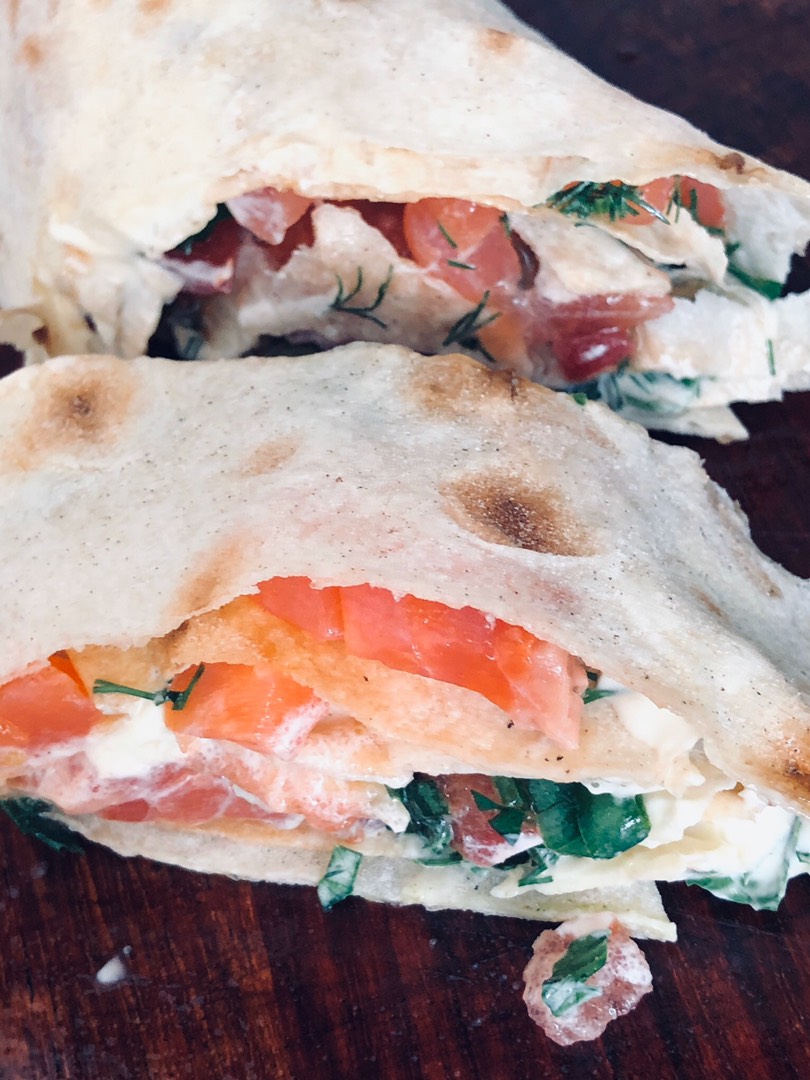 Лаваш с овощами, зеленью и форелью