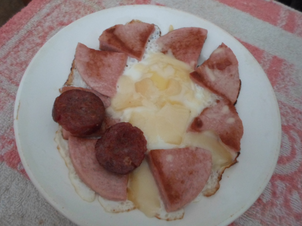 Яйцо пашот с беконом, и салатом отдельно