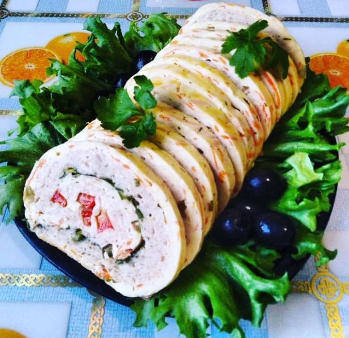 Бутербродный рулет из курицы и овощей с зеленью.🌯