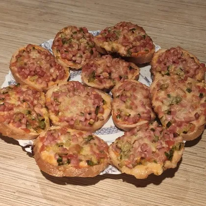 Мини-пиццы на батоне