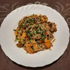 Рисовая лапша wok с морепродуктами