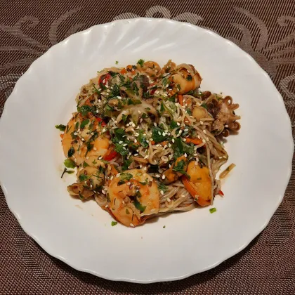 Рисовая лапша wok с морепродуктами