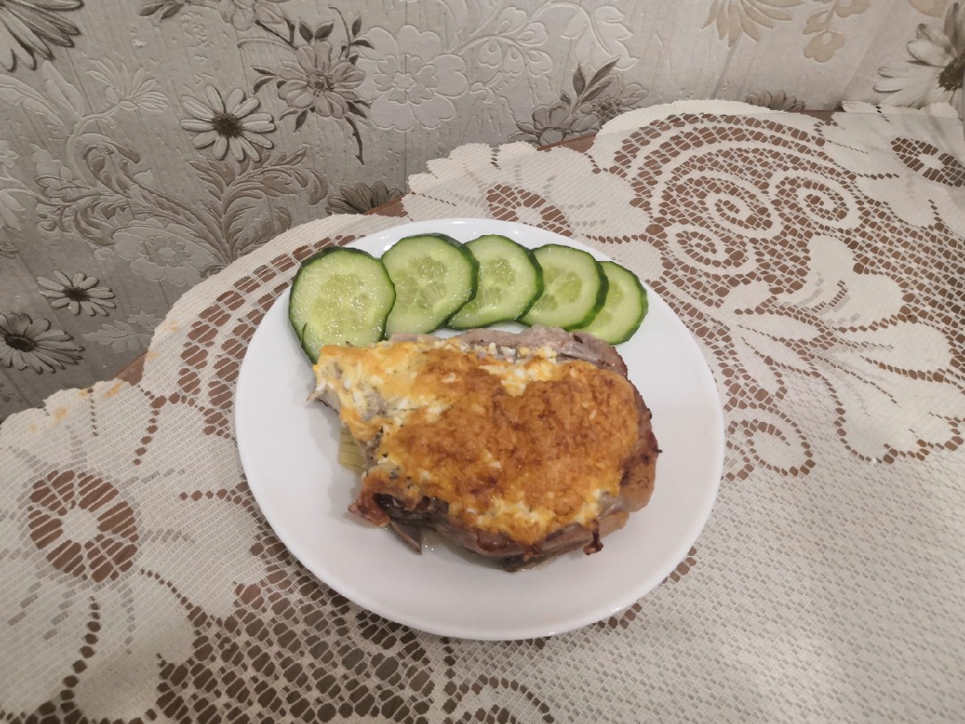 Стейк свинины, запеченный на луковой "подушке"
