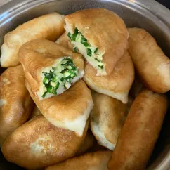 Пирожки с зелёным луком и яйцом