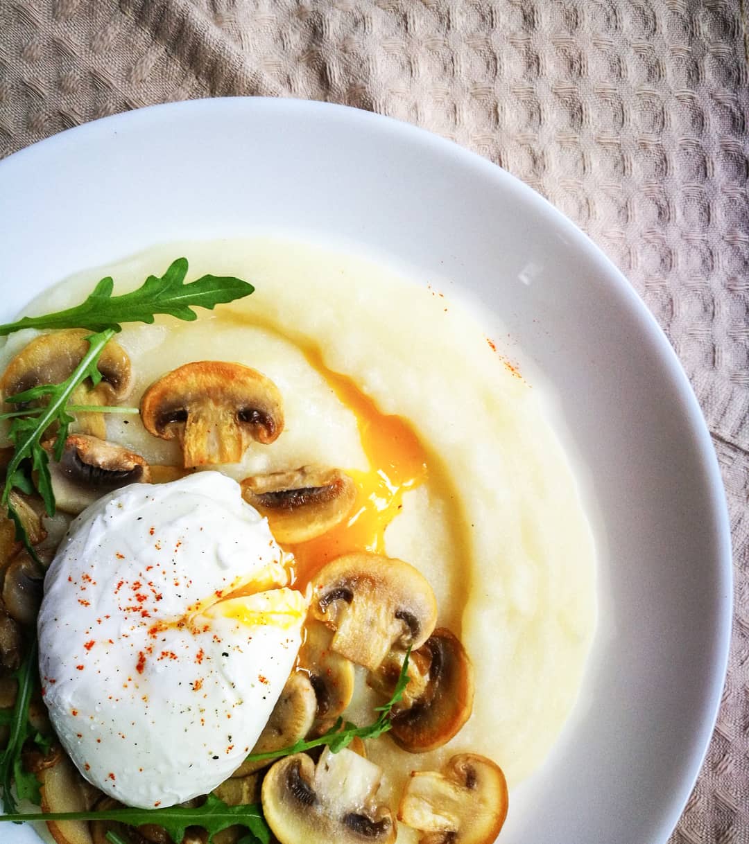 Полента с грибами и яйцом пашот🍳