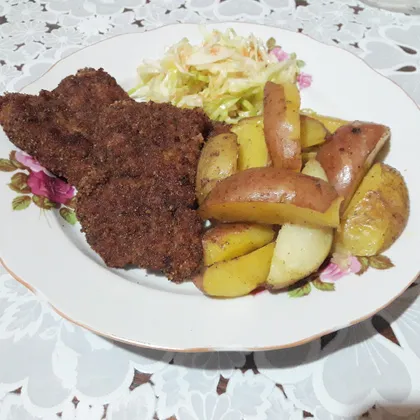 Шницель с запеченным картофелем и капустным салатом