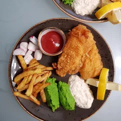 Fish and chips с гороховым пюре и соусом тар-тар