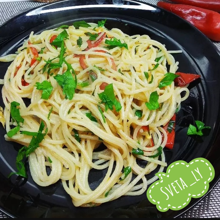 Спагетти острые с чесноком и перцем Чили