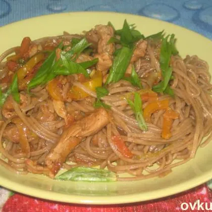 Китайская лапша со свининой и овощами