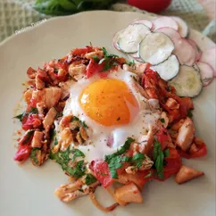 Яичница с курицей, помидорами и луком