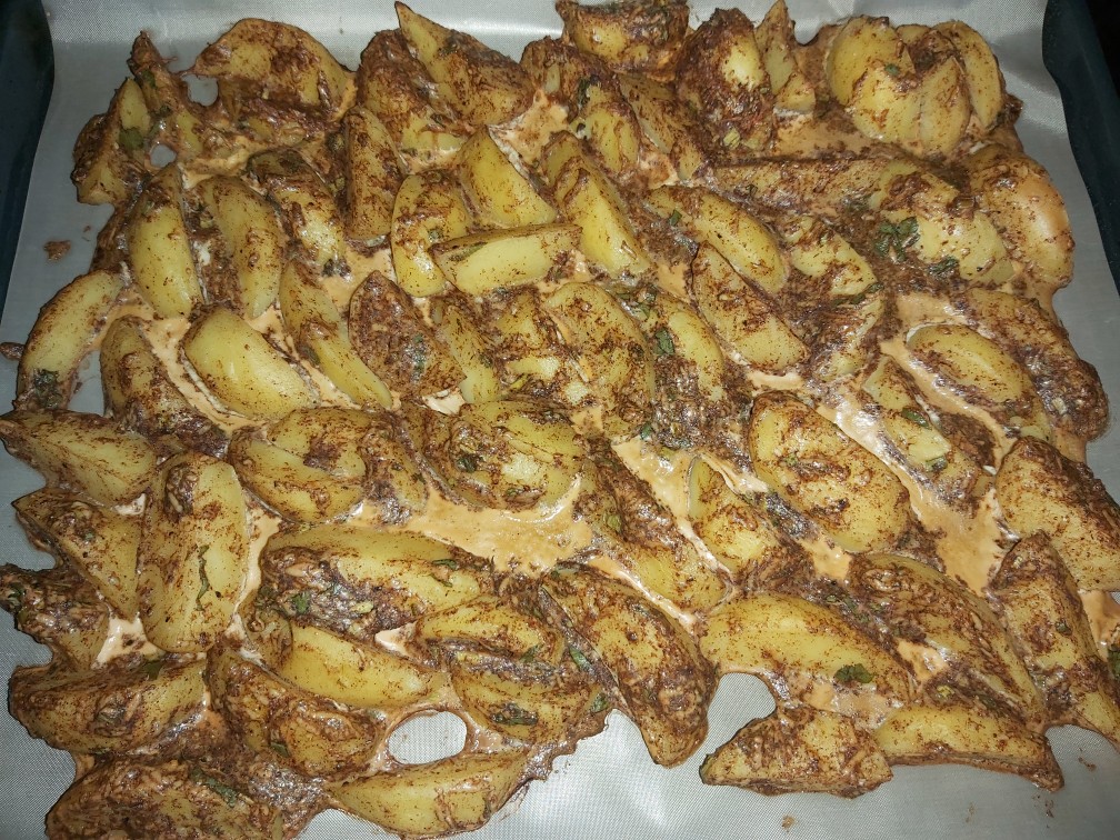 Запеченый картофель со специями, сыром и яйцом