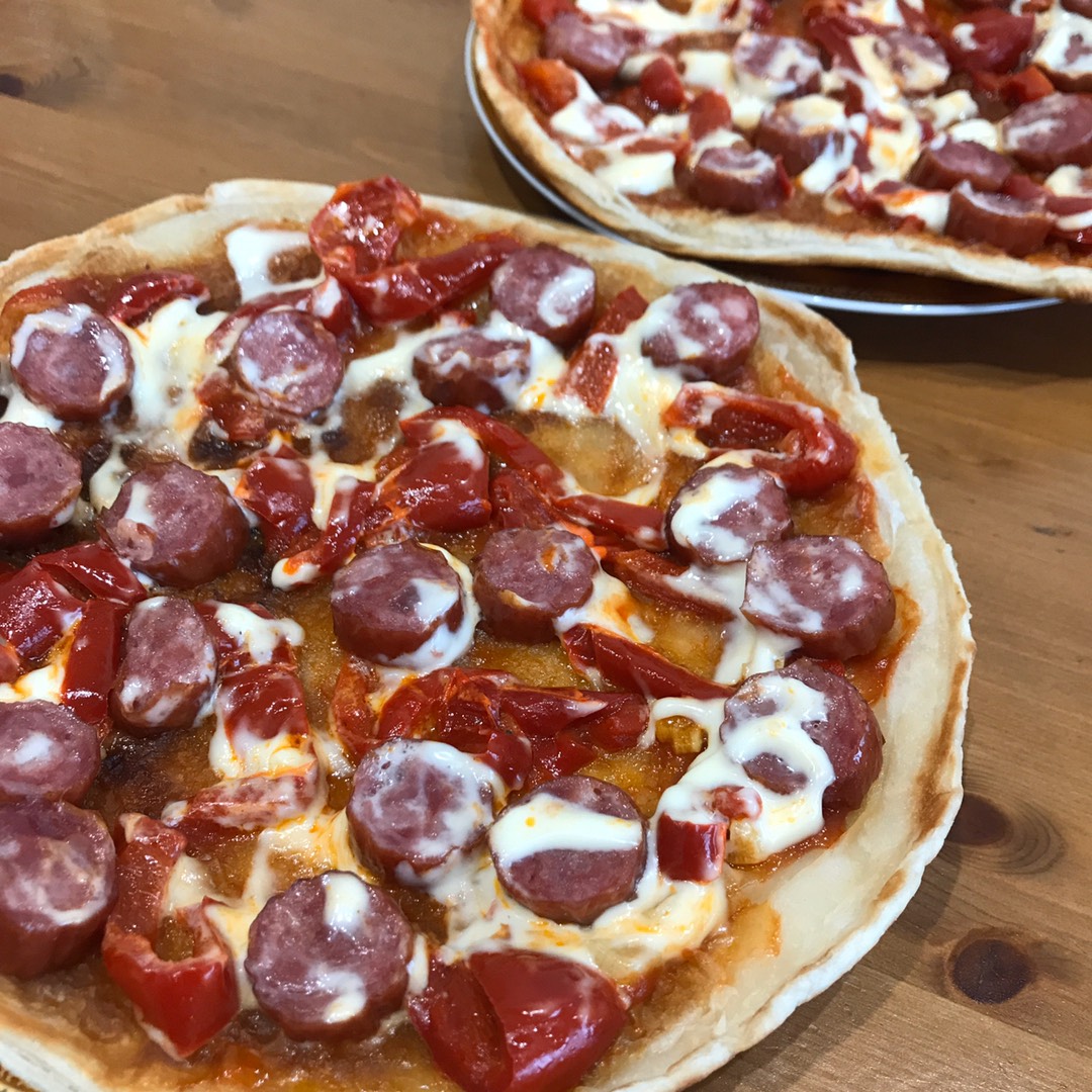 Пицца на слоеном тесте с колбасой и помидорами