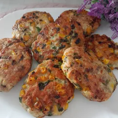 Рубленые куриные котлеты с сыром и кукурузой
