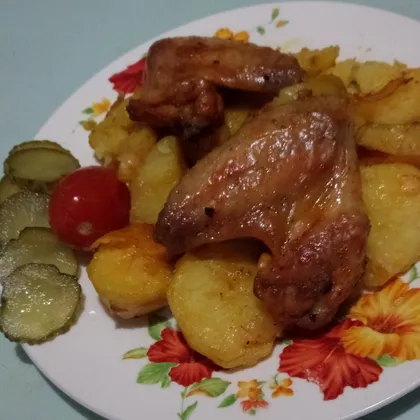 Картофель в духовке с крылышками