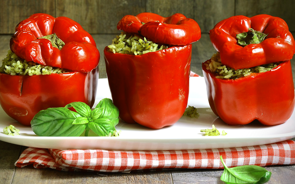 Перец фаршированный рисом с овощами