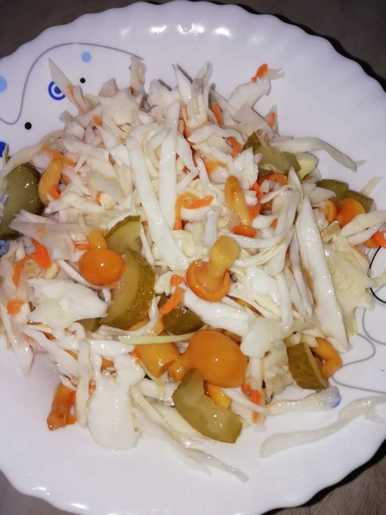 Салат с квашеной капустой