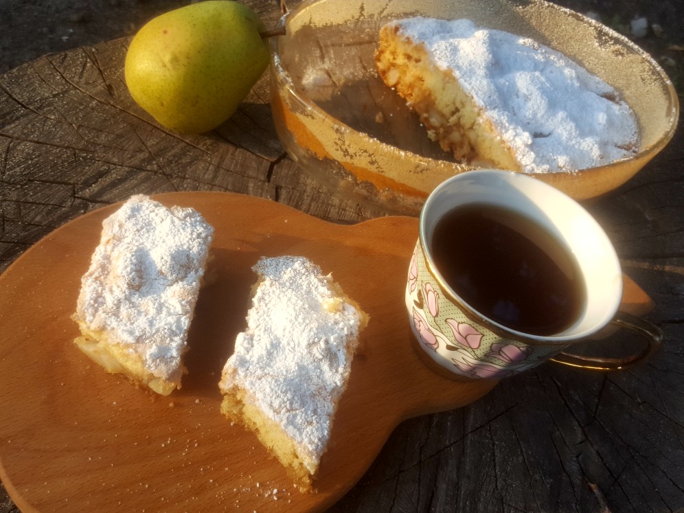Шарлотка с грушей
