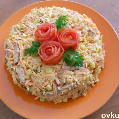 Вкусный салат с копченной колбасой