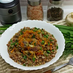 Гречневая каша на воде с тушенкой и грибами
