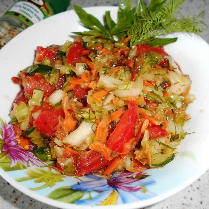 Салат острый с капустой и овощами