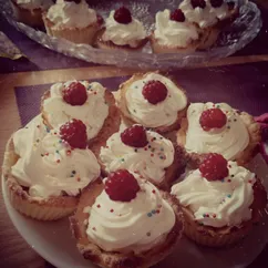 Корзиночки с белковым кремом и малиной 🍮🍰🍦