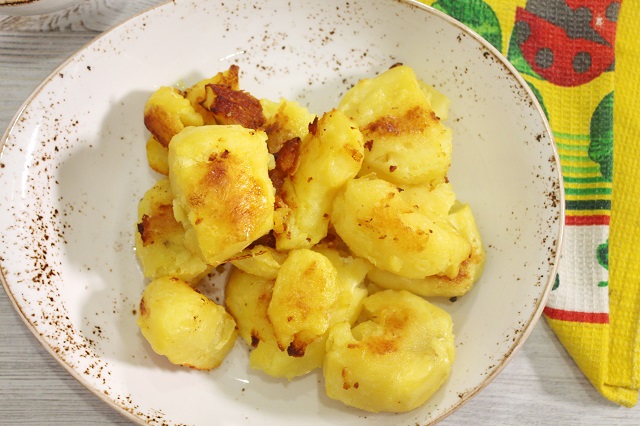 Праздничная сочная курочка с хрустящим картофелем в духовке