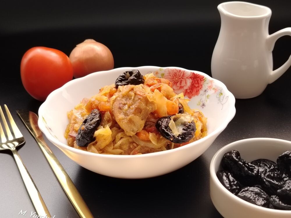 Мясо тушеное с капустой и черносливом