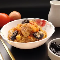 Мясо тушеное с капустой и черносливом