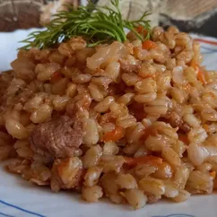 Перловка с тушенкой и овощами