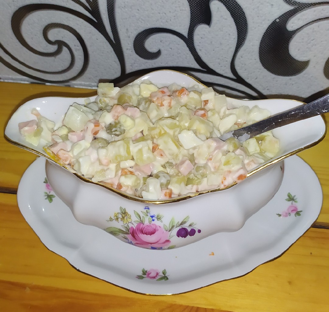 Оливье с маринованными огурчиками