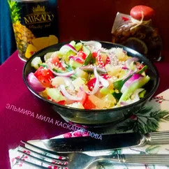 Овощной салат с ананасами и кисло-сладкой заправкой