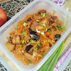 Бигус с копчёными колбасками и черносливом в мультиварке