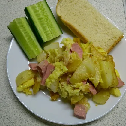 Жареная картошка с колбасой и яйцами