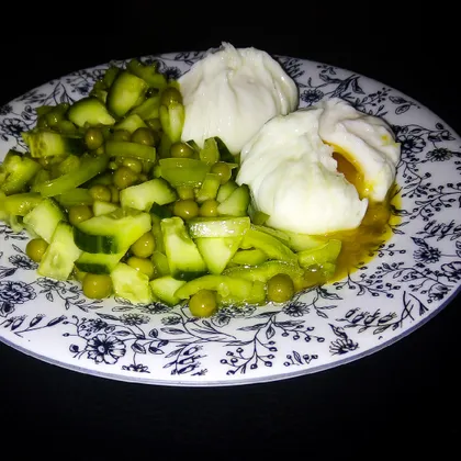 Яйцо пашот с зелёным салатом