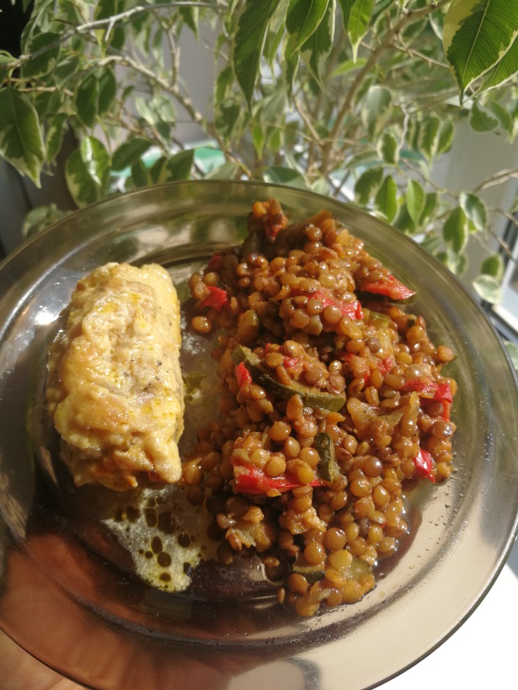 Куриные рулетики с овощами и чечевичной кашей и тоже с овощами😆