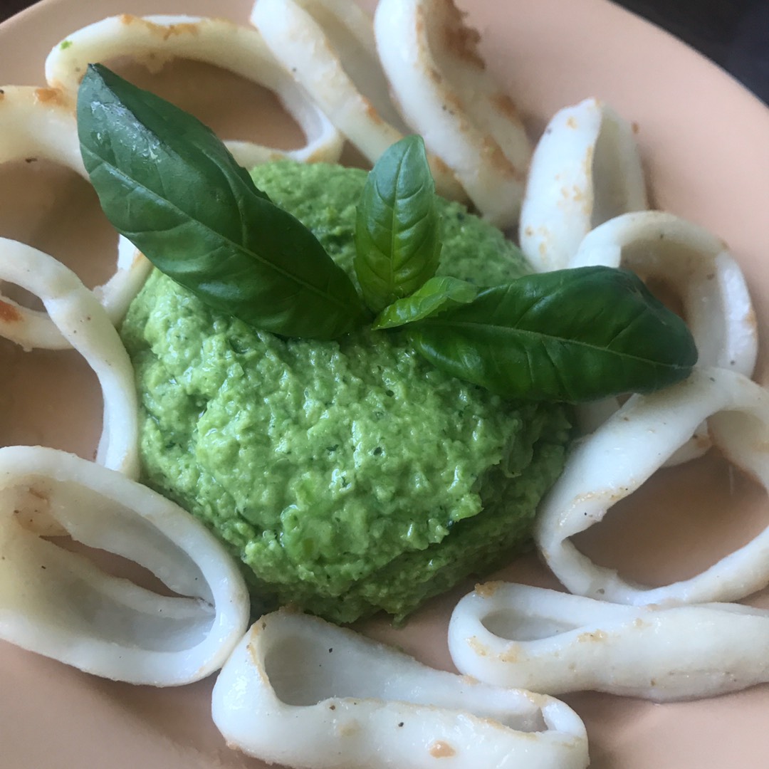 Вкусный Рецепт: Салат с кальмарами, капустой, огурцами и зеленым горошком