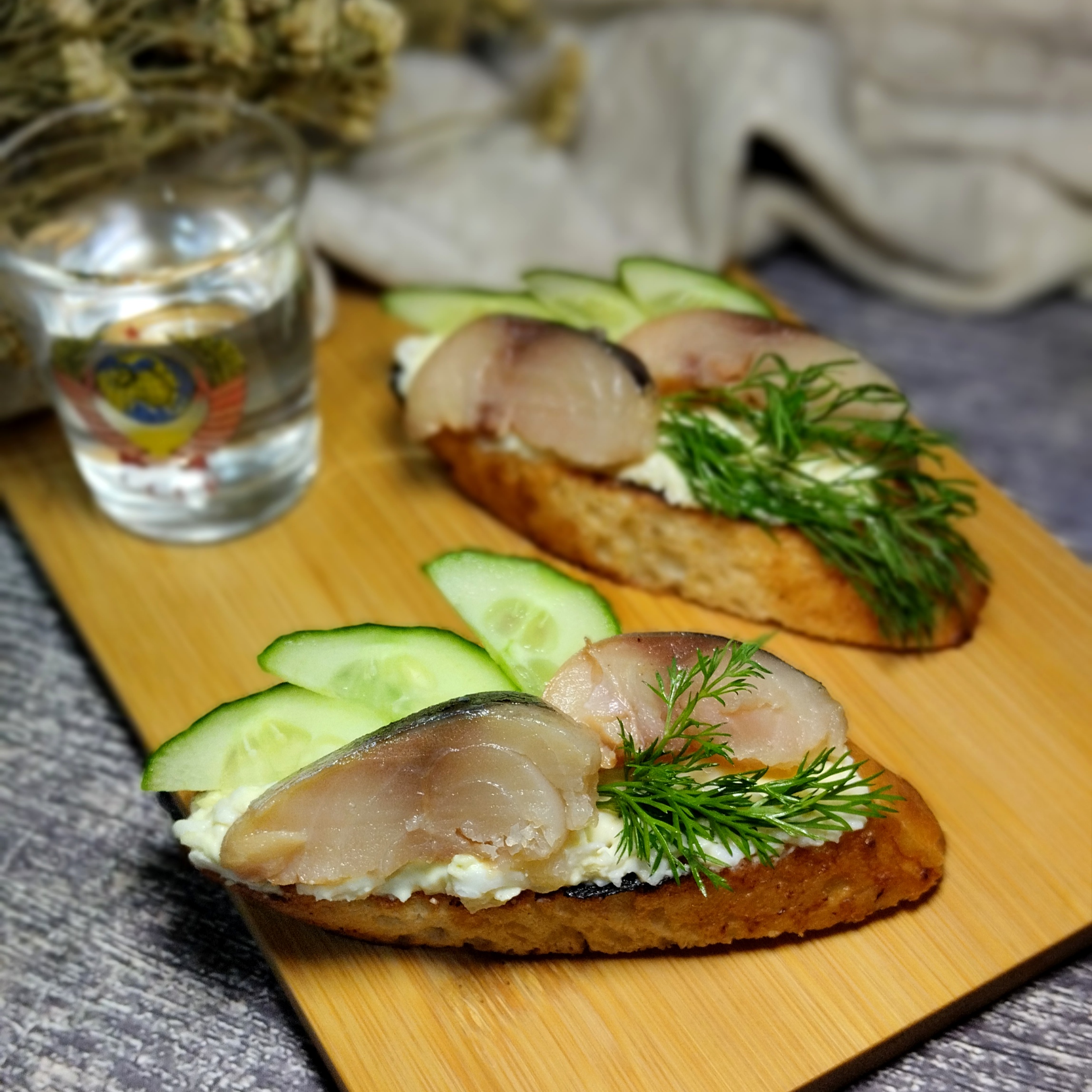 Бутерброд с копчёной скумбрией