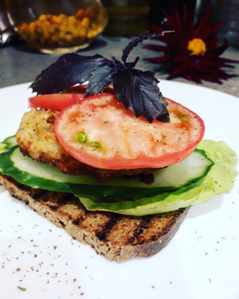 Бутерброд с куриной котлетой и базиликом🥪🍔