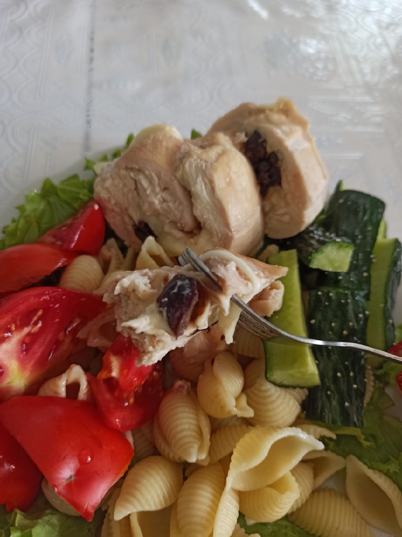 Куриный рулет с сыром и черносливом