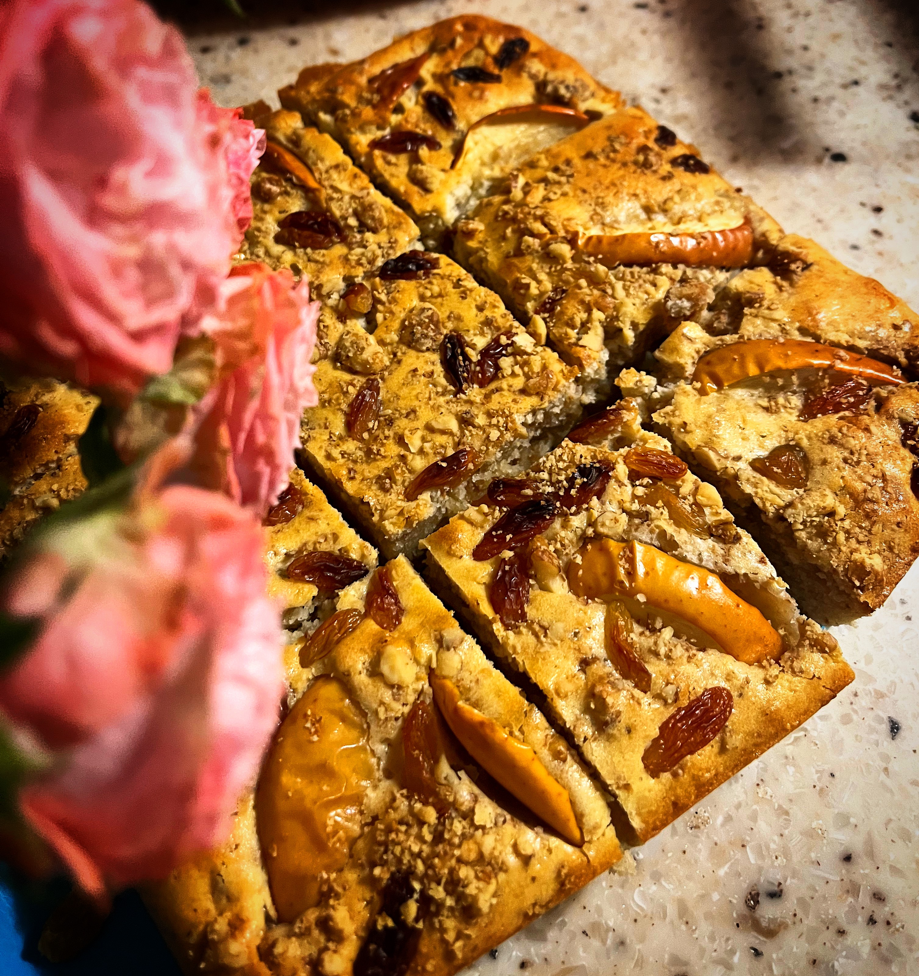 Пирог с изюмом и грецким орехом